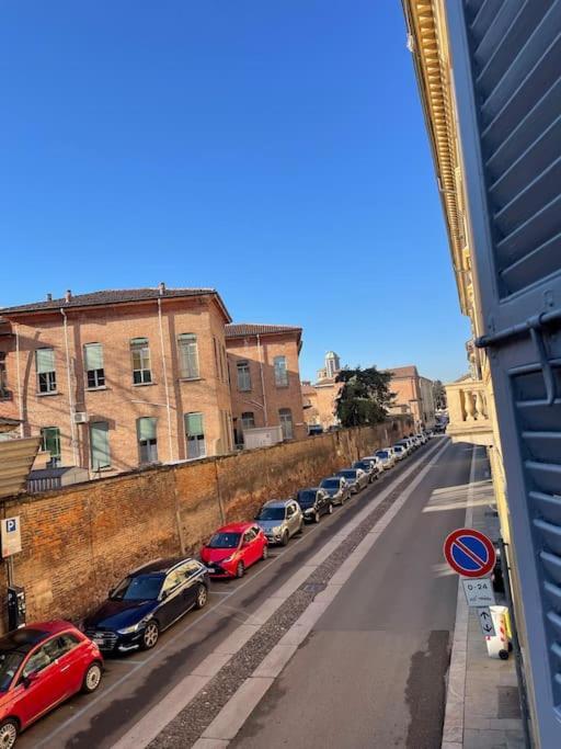 Minimal Studio Con Travi A Vista Piacenza Esterno foto