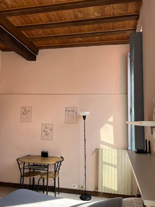 Minimal Studio Con Travi A Vista Piacenza Esterno foto